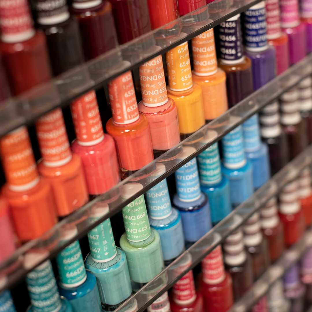 Stort udvalg af neglelakker i alverdens flotte farver fra ST Nails Design på Amager. 